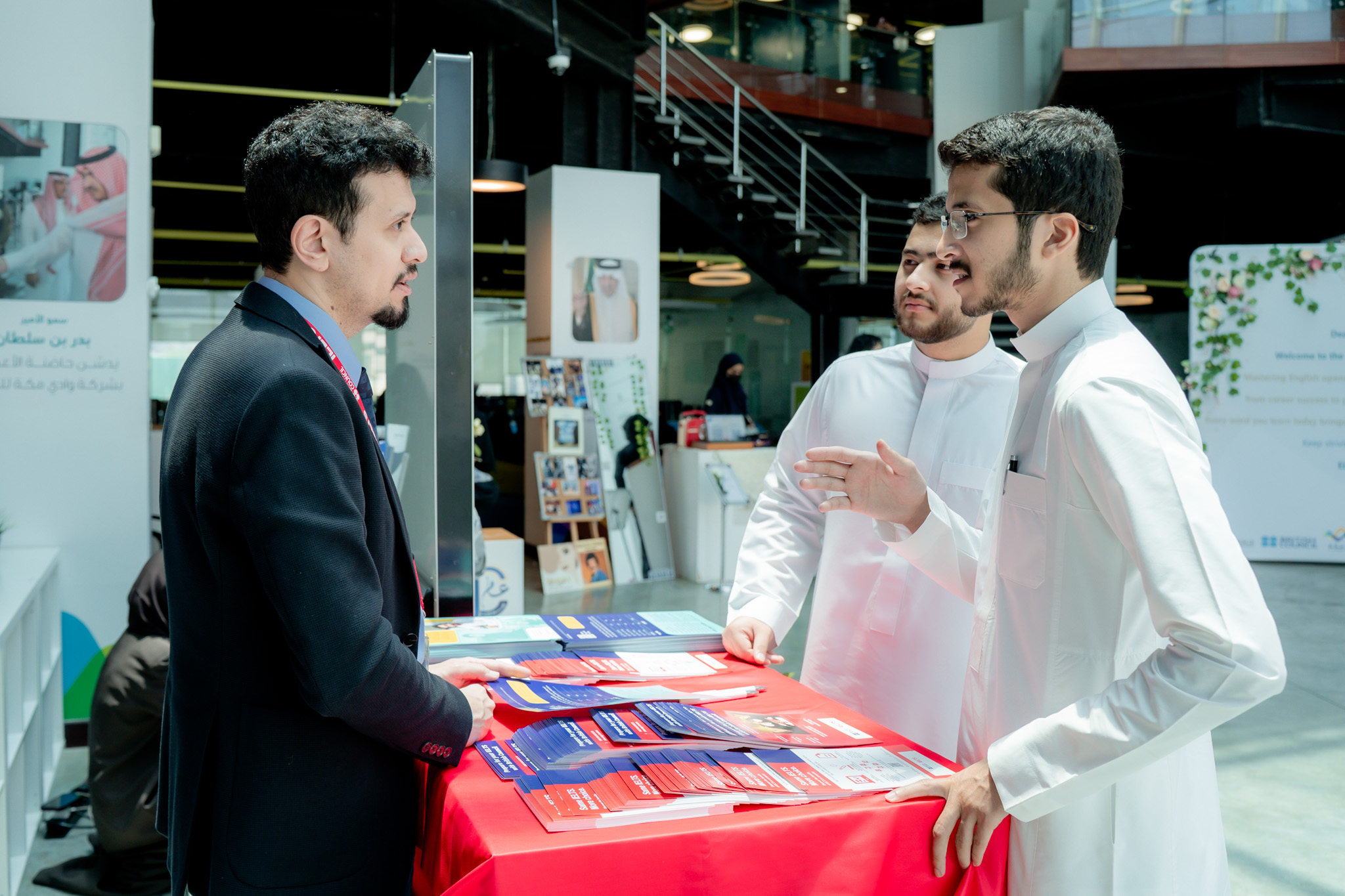 يحتفي معهد اللغة الإنجليزية باليوم العالمي للغة الإنجليزية في (أسبوع ...