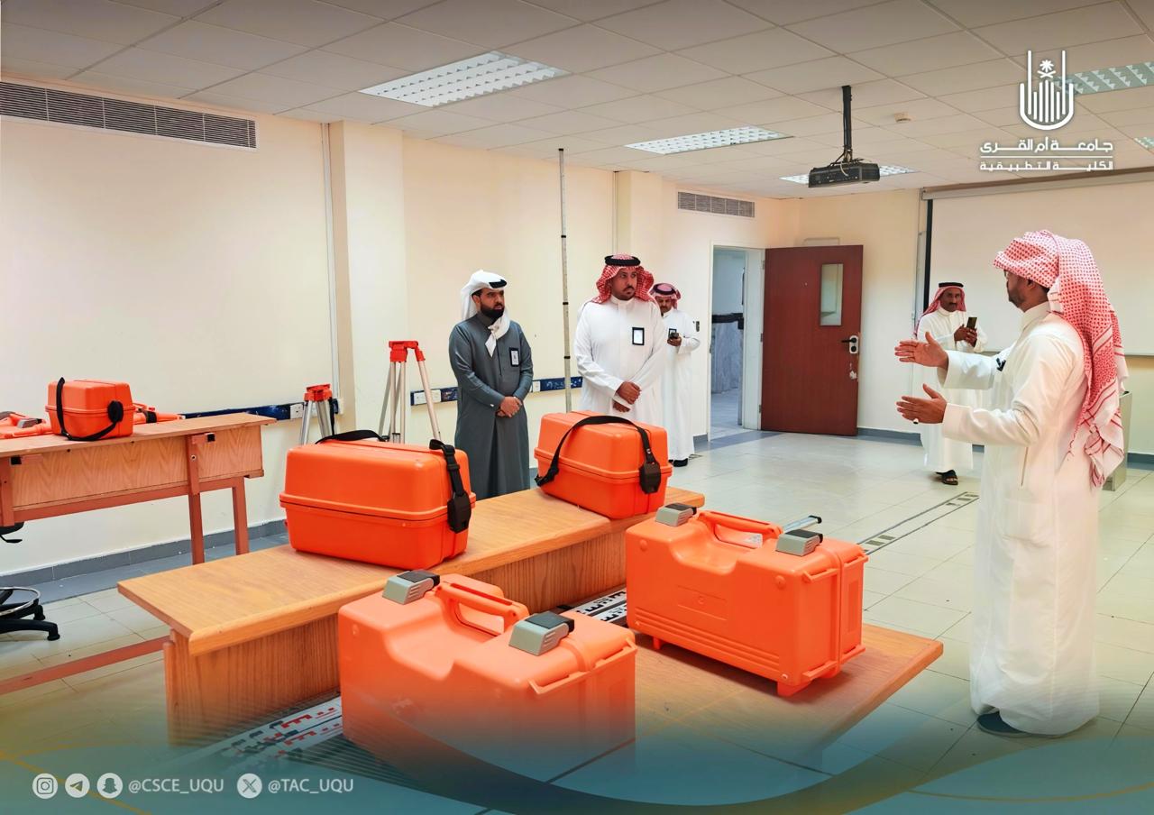 وفد جامعة حائل يقوم بجولة ميدانية في الكلية التطبيقية