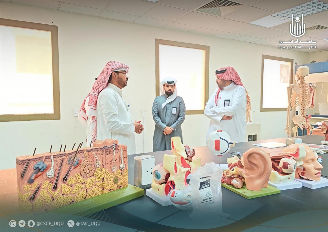 وفد جامعة حائل يقوم بجولة ميدانية في الكلية التطبيقية