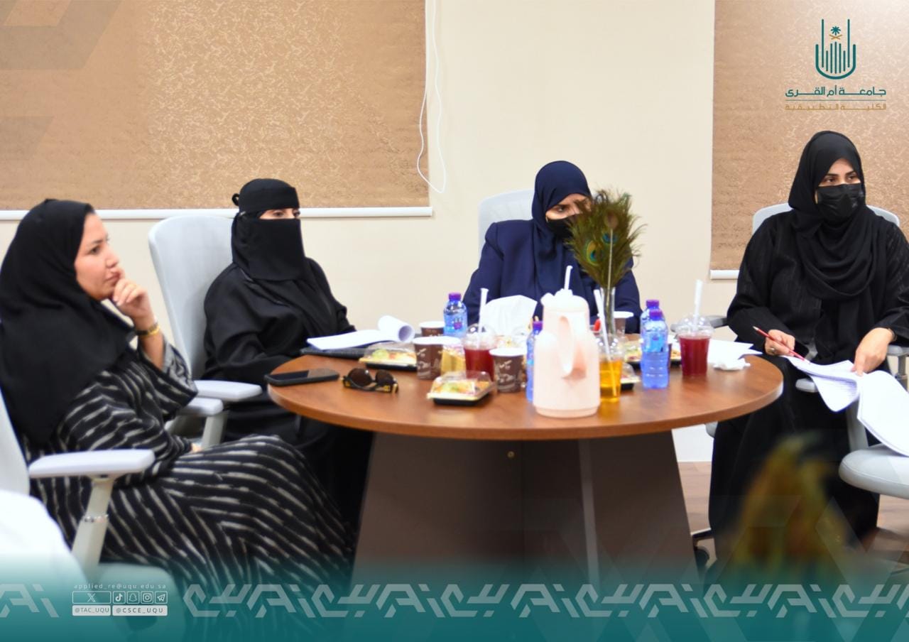 سعادة الرئيس التنفيذي للكلية التطبيقية يترأس اجتماع مديري ومشرفي الوحدات