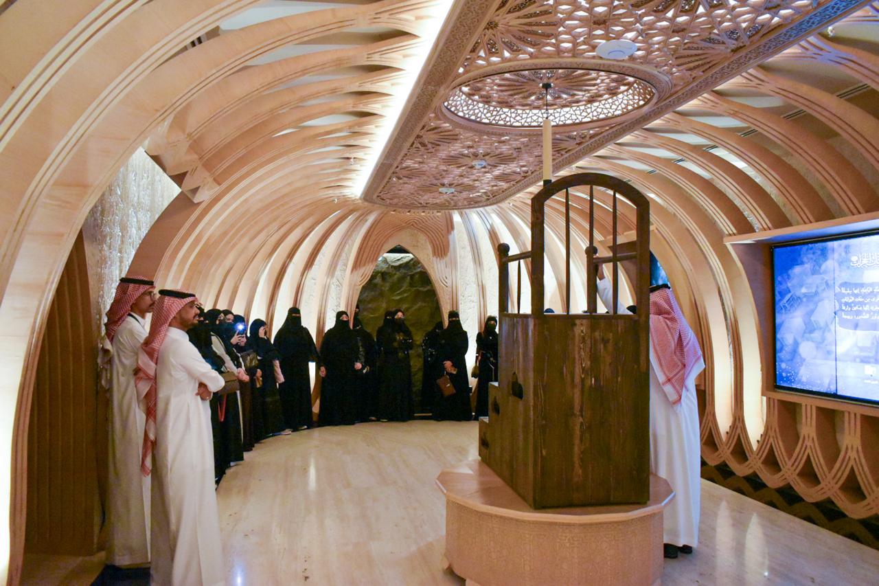 كلية العلوم الاجتماعية تنظّم رحلة معرفية إلى المتحف الدولي للسيرة النبوية