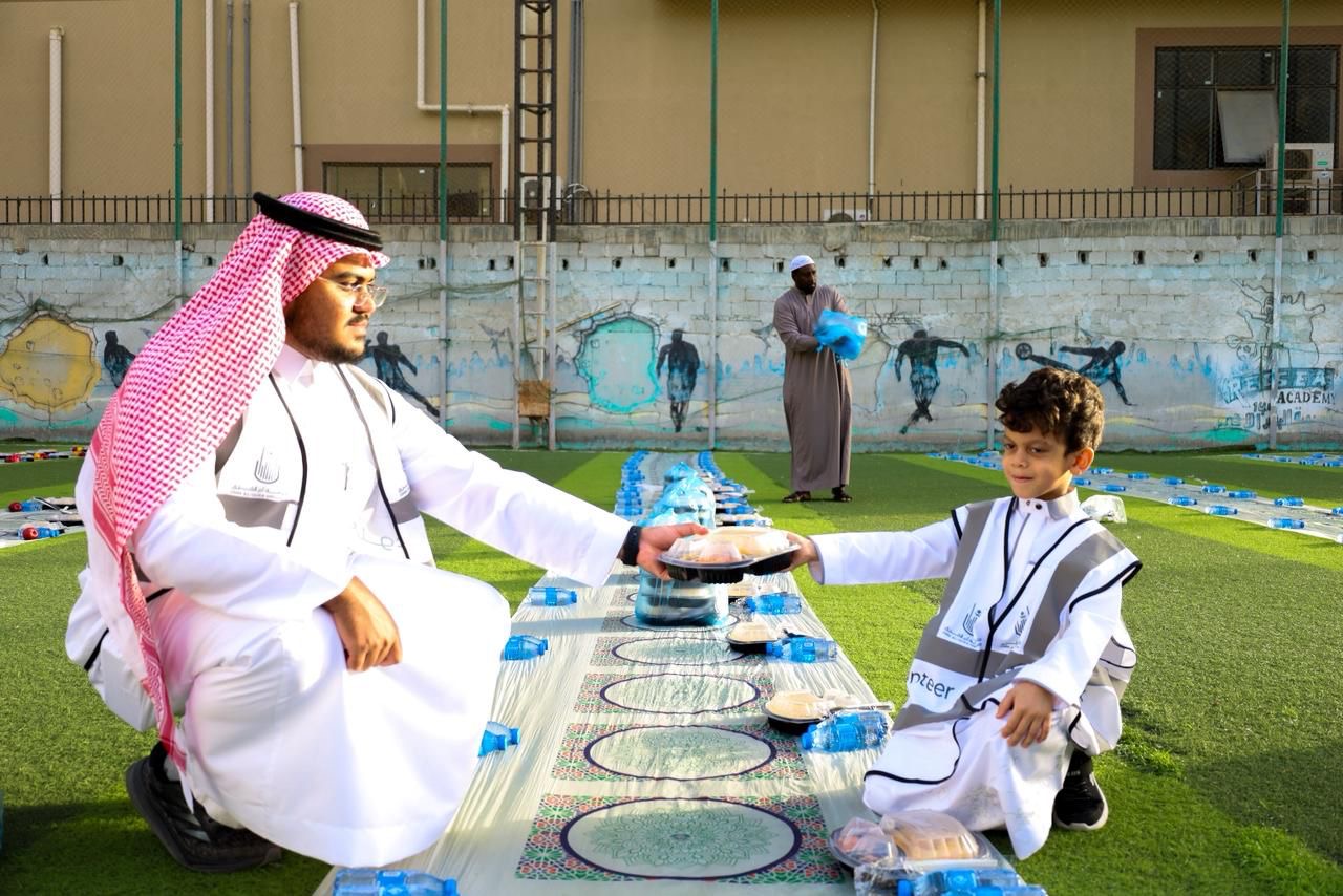 ضمن مبادراتها المجتمعية..كلية العلوم الاجتماعية بجامعةأم القرى توزع 400 وجبةإفطار للصائمي