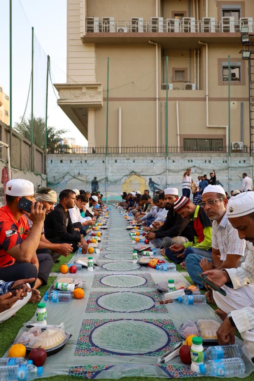 ضمن مبادراتها المجتمعية..كلية العلوم الاجتماعية بجامعةأم القرى توزع 400 وجبةإفطار للصائمي