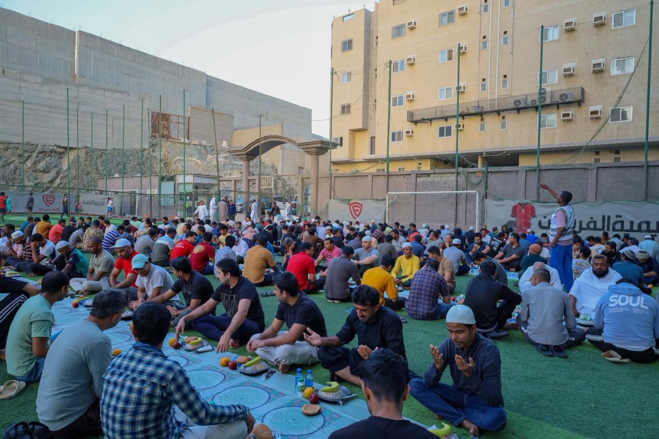 ضمن مبادراتها المجتمعية..كلية العلوم الاجتماعية بجامعةأم القرى توزع 400 وجبةإفطار للصائمي