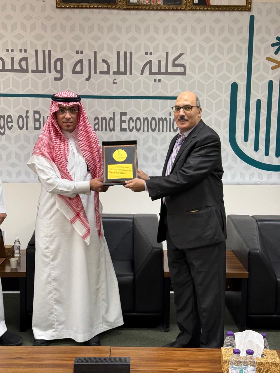 قسم الاقتصاد يُكرِّم الأعضاء المشاركين في جهود الاعتماد الأكاديمي