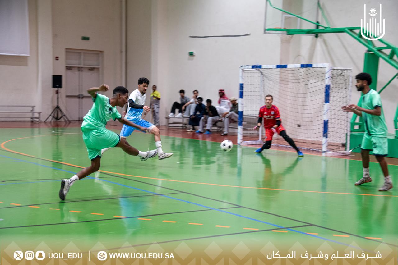 رئيس جامعة أمِّ القرى يشهد ختام بطولة كرة قدم الصَّالات