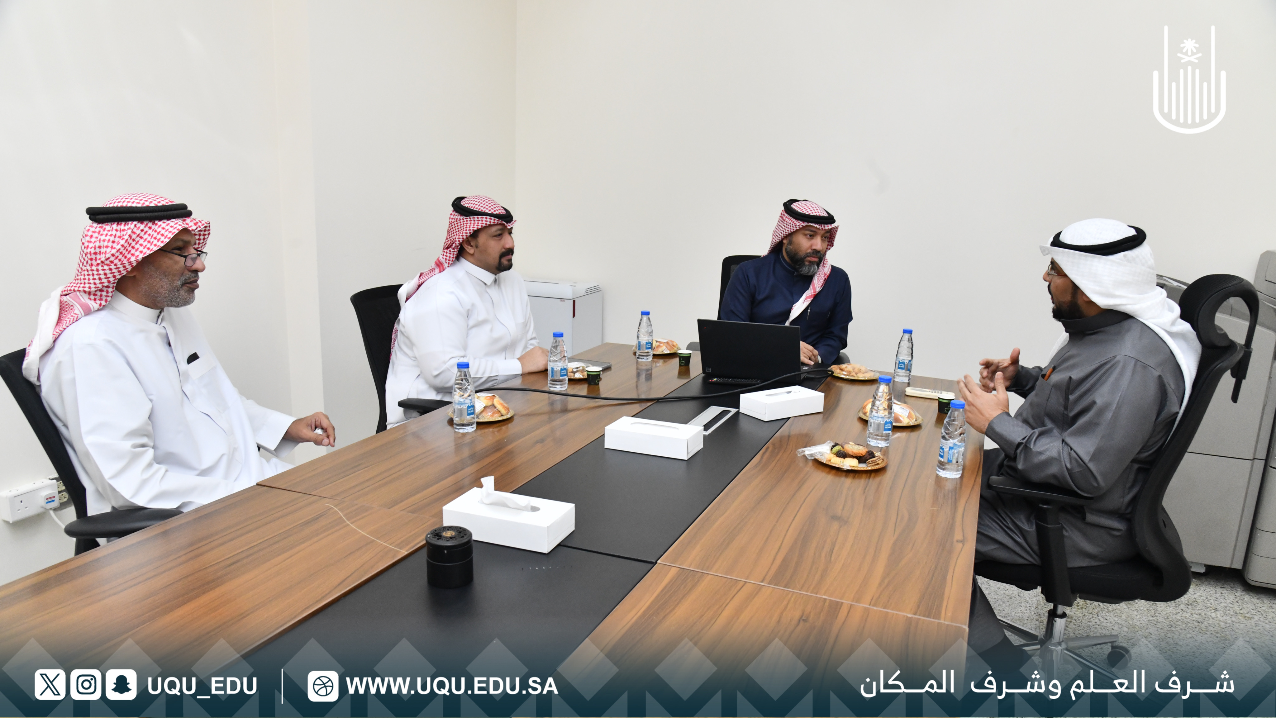 مركز الوثائق بجامعة أمِّ القُرى يستقبل وفدًا من مركز الوثائق بكليَّة الملك فهد
