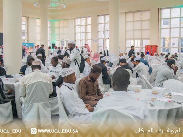جامعة أمِّ القُرى تُقيم مائدة إفطار رمضانيَّة للطَّلبة الدَّوليِّين.