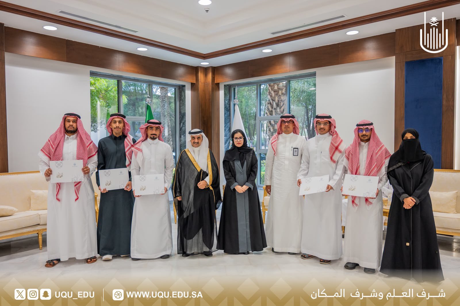 رئيس الجامعة يكرم طلبة الكلية المشاركين في البرنامج المتخصص في القانون الدولي.