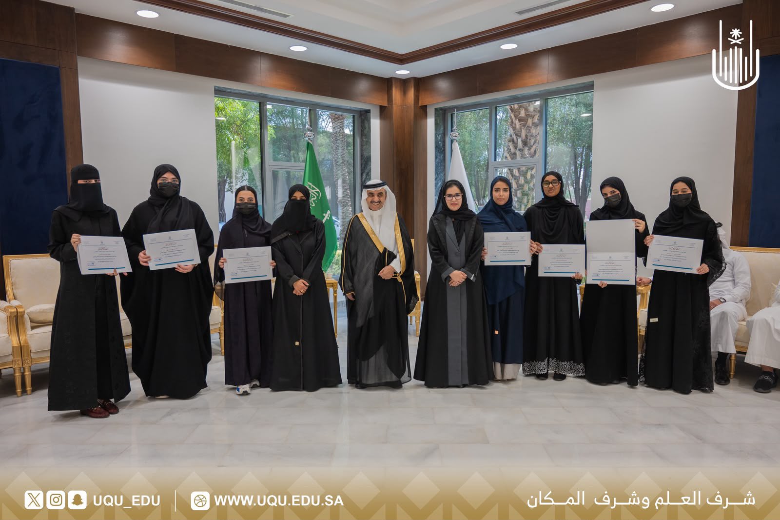 رئيس الجامعة يكرم طلبة الكلية المشاركين في البرنامج المتخصص في القانون الدولي.
