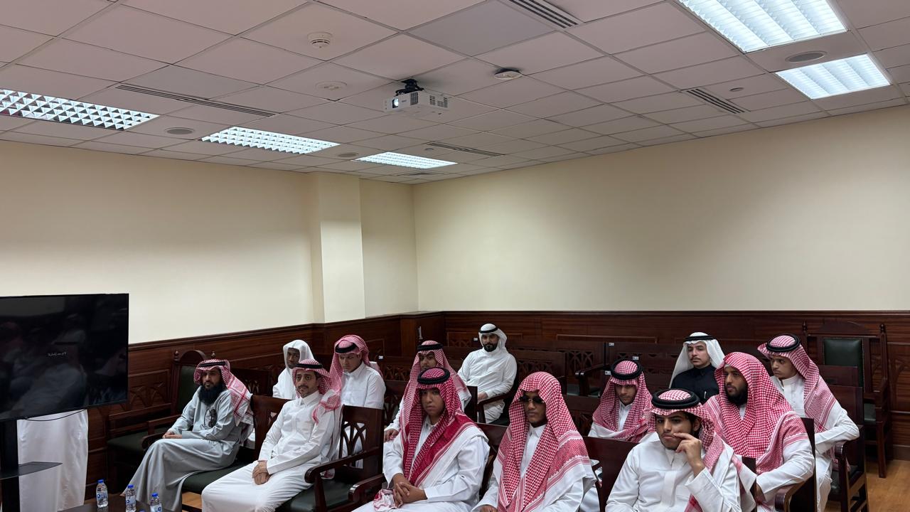 كلية الدراسات القضائية والأنظمة تختم برامجها لتهيئة المستجدين خلال العام الجامعي 1448هـ
