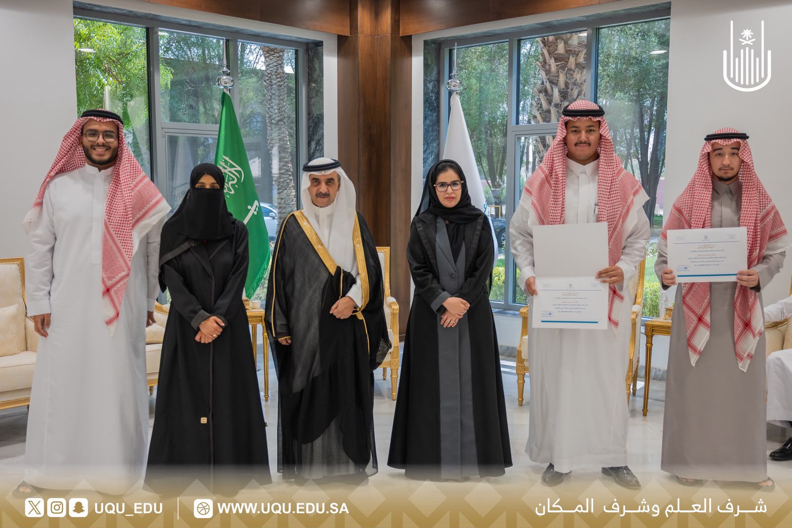 رئيس الجامعة يكرم طلبة الكلية المشاركين في البرنامج المتخصص في القانون الدولي.