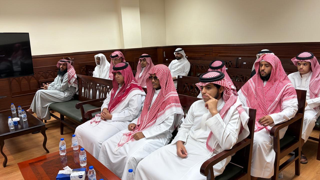 كلية الدراسات القضائية والأنظمة تختم برامجها لتهيئة المستجدين خلال العام الجامعي 1448هـ