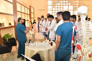 تهنىء كلية الطب الفائزَين بجائزة أم القرى للتميز للطلاب المسار الطبي