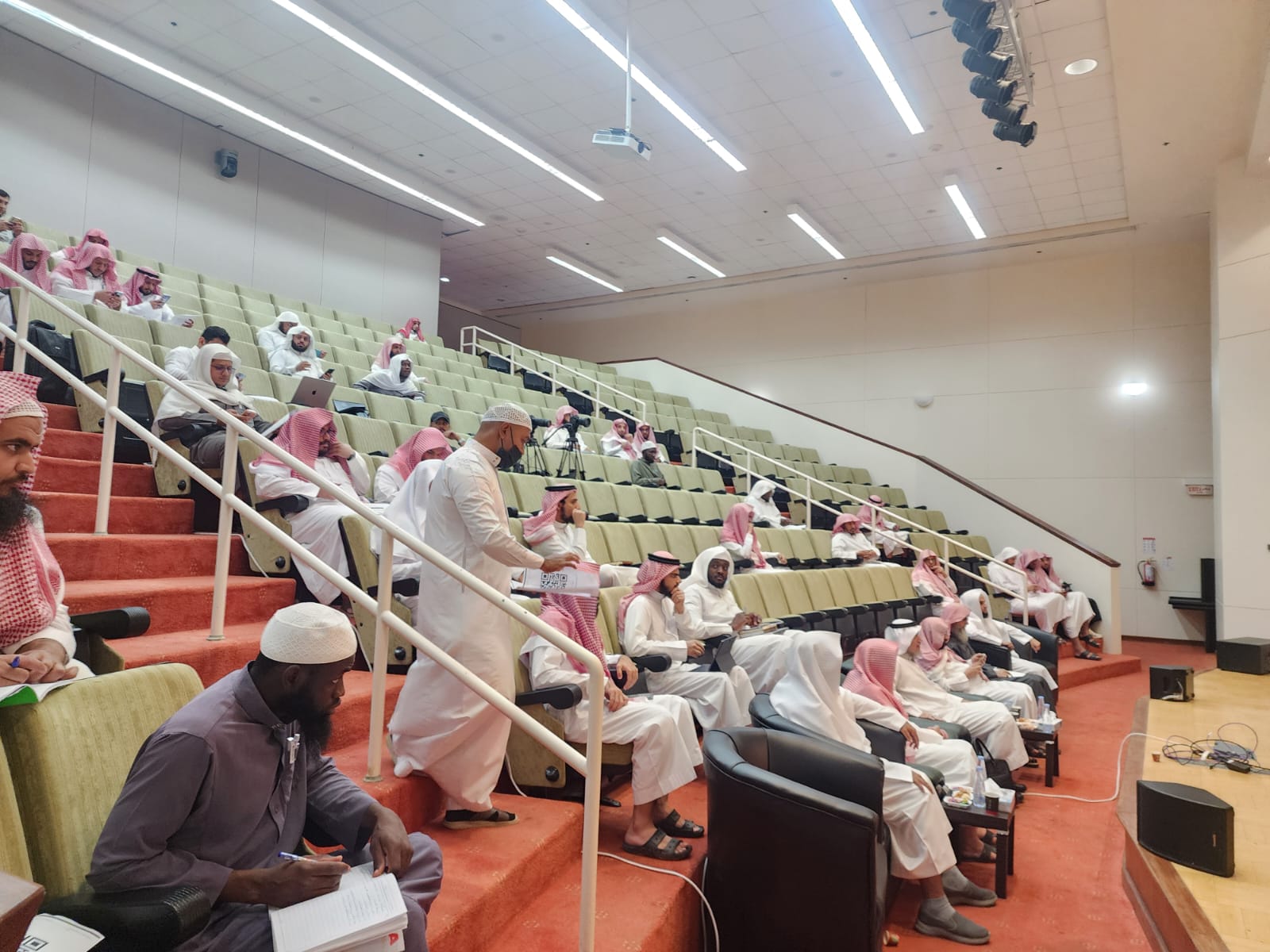 كلية الشريعة تقيم برنامج اليوم العلمي لطلبة الدراسات العليا