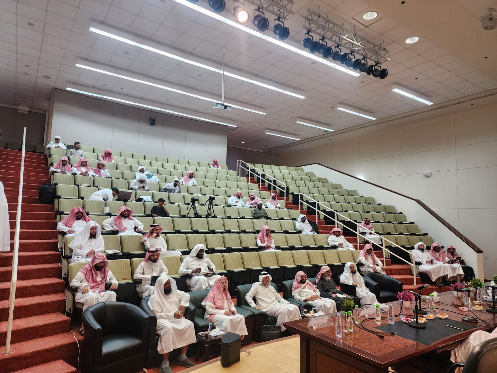 كلية الشريعة تقيم برنامج اليوم العلمي لطلبة الدراسات العليا