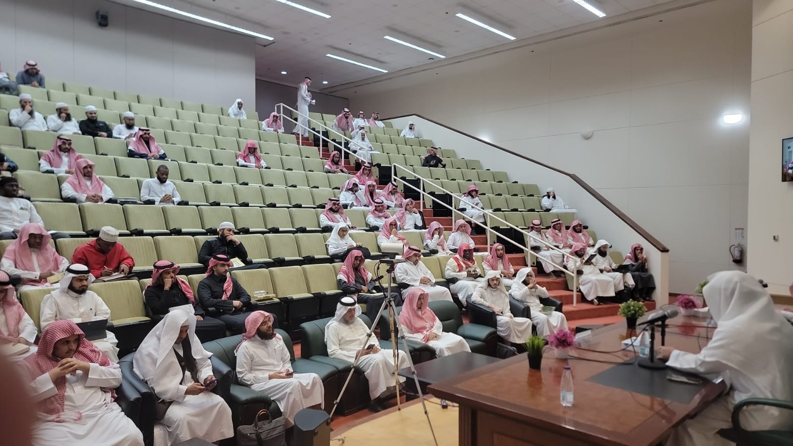 كلية الشريعة تقيم ندوة منهج تلقي العلم وأثره في توقير العلماء