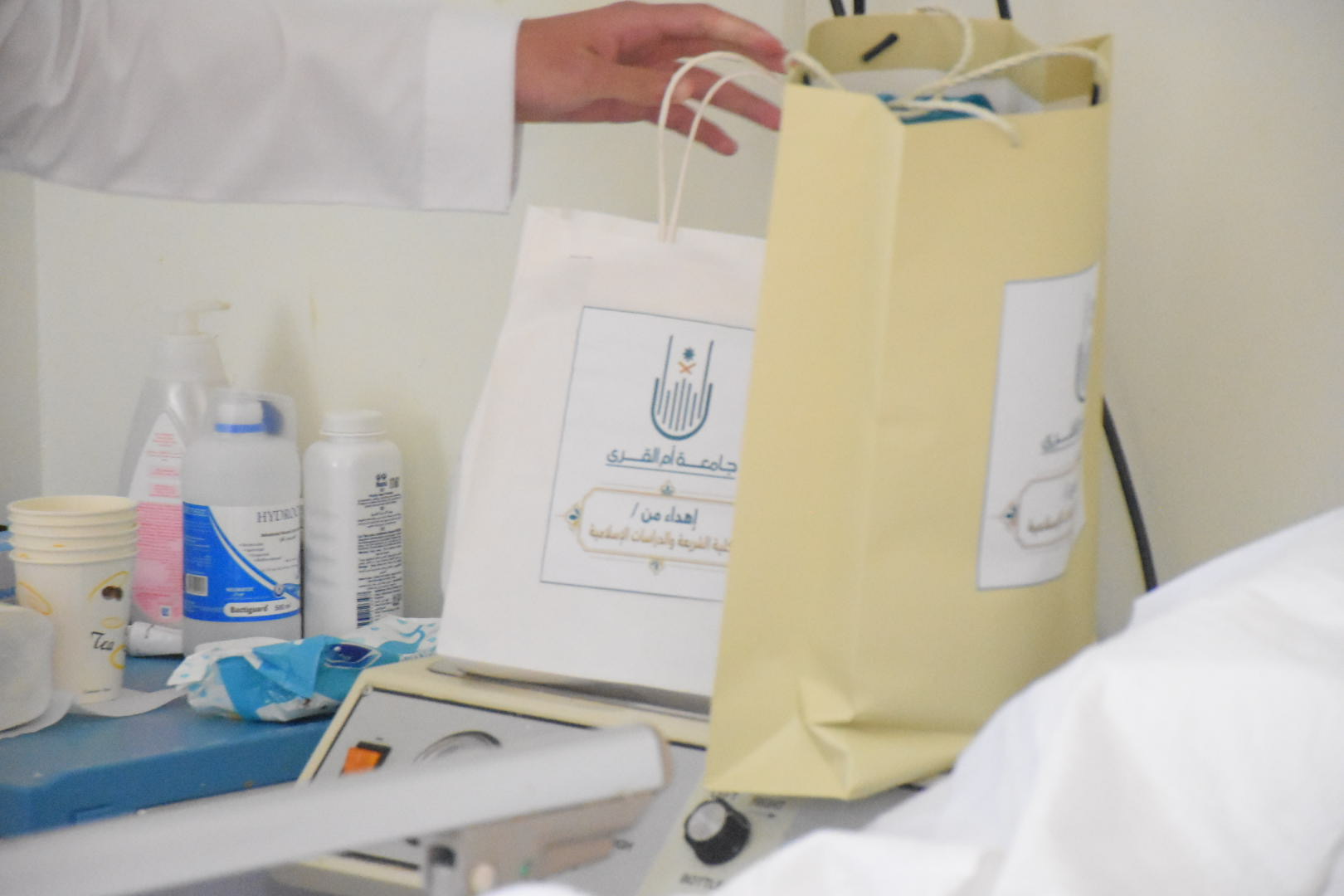 كلية الشريعة تفعل مبادرة لزيارة مرضى مستشفى حراء العام