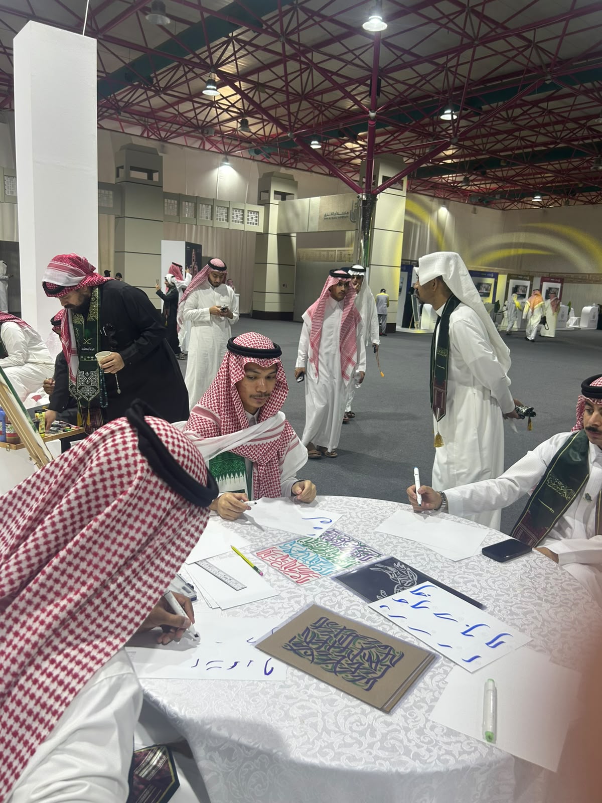 كلية التصاميم والفنون بأم القرى تحتفي باليوم الوطني بمعرض فني