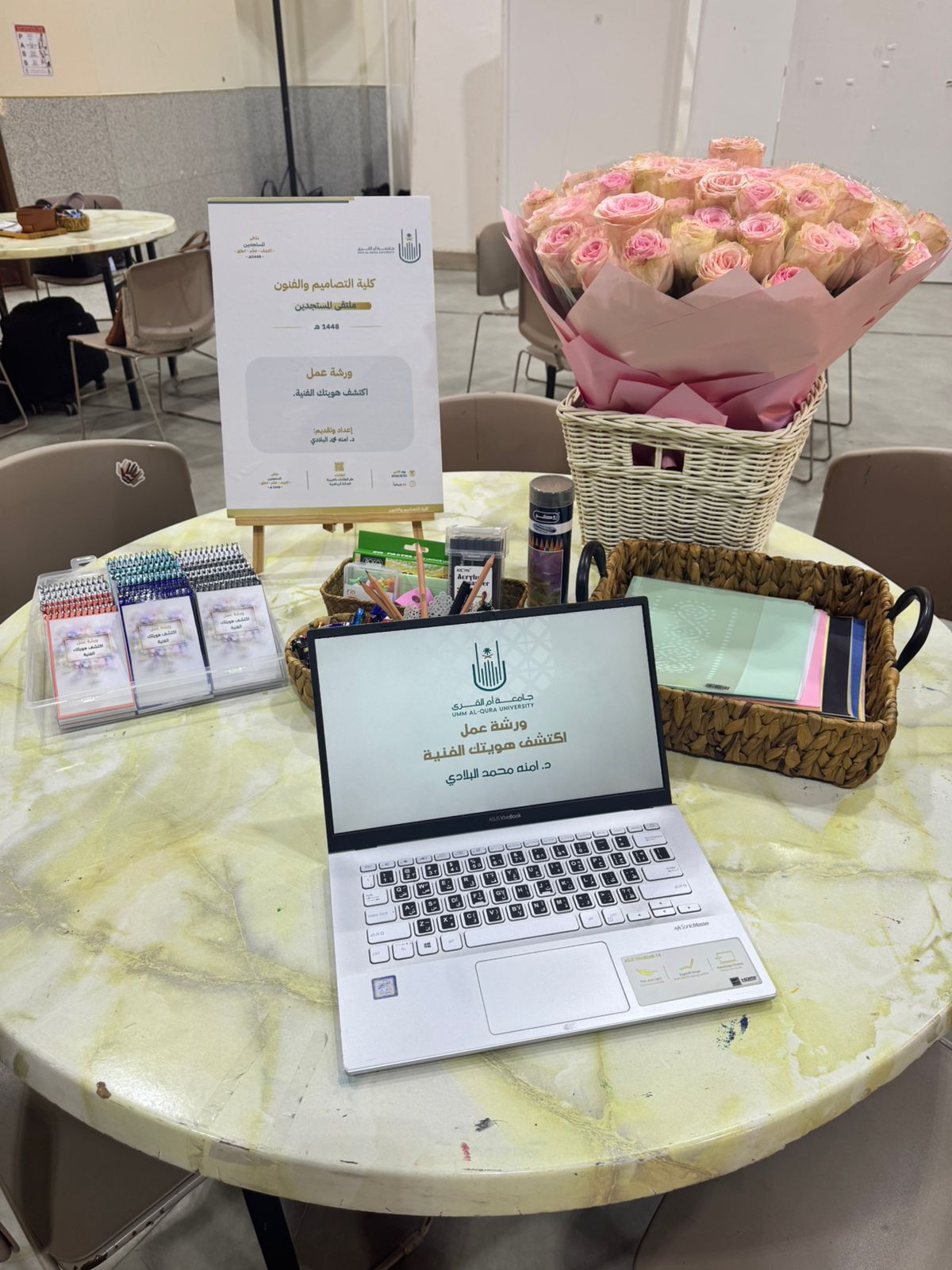 فعالبة ملتقى المستجدات بكلية التصاميم والفنون بجامعة أم القرى- شطر الطالبات