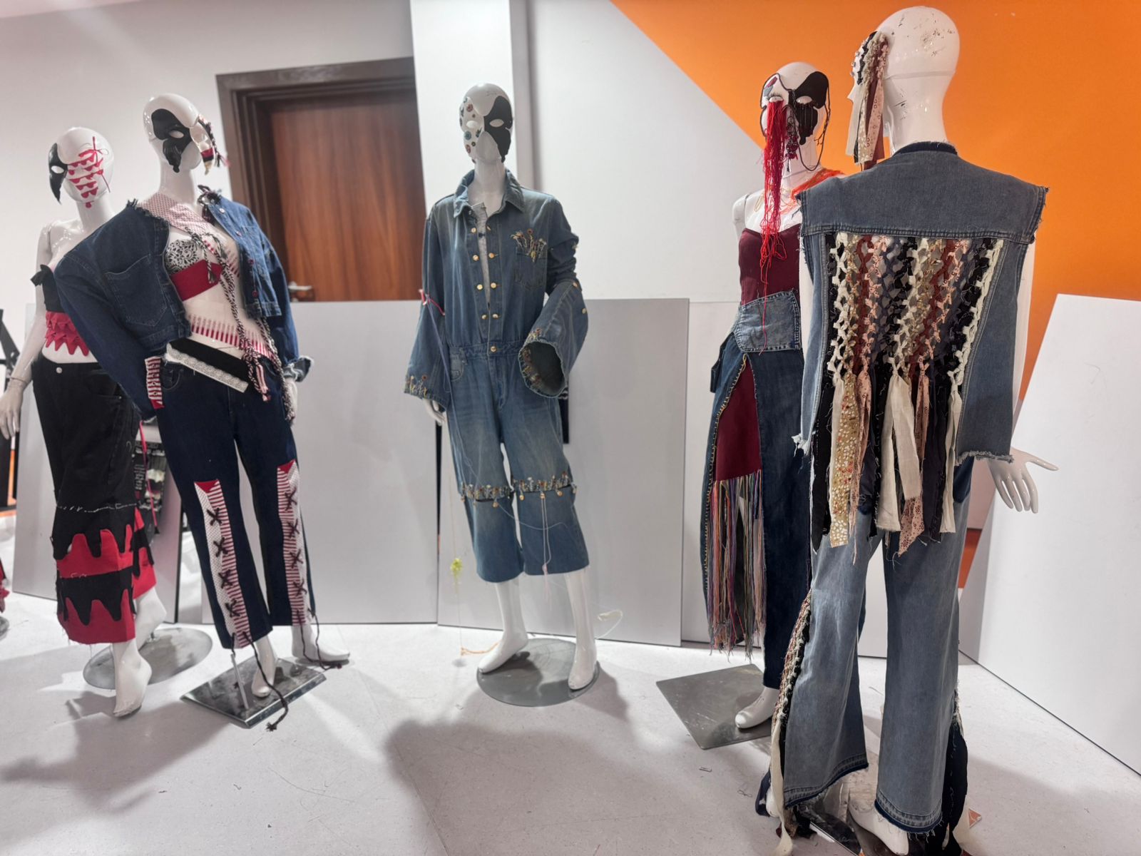 معرض مختبر الدينم المستدام (The Sustainable Denim Lab)