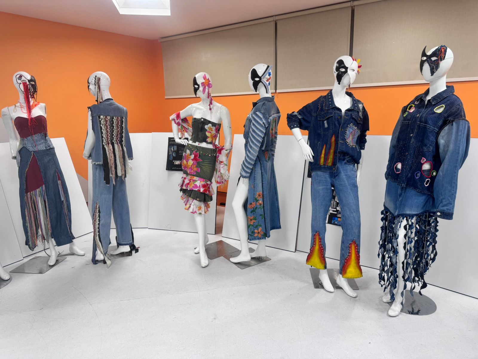 معرض مختبر الدينم المستدام (The Sustainable Denim Lab)