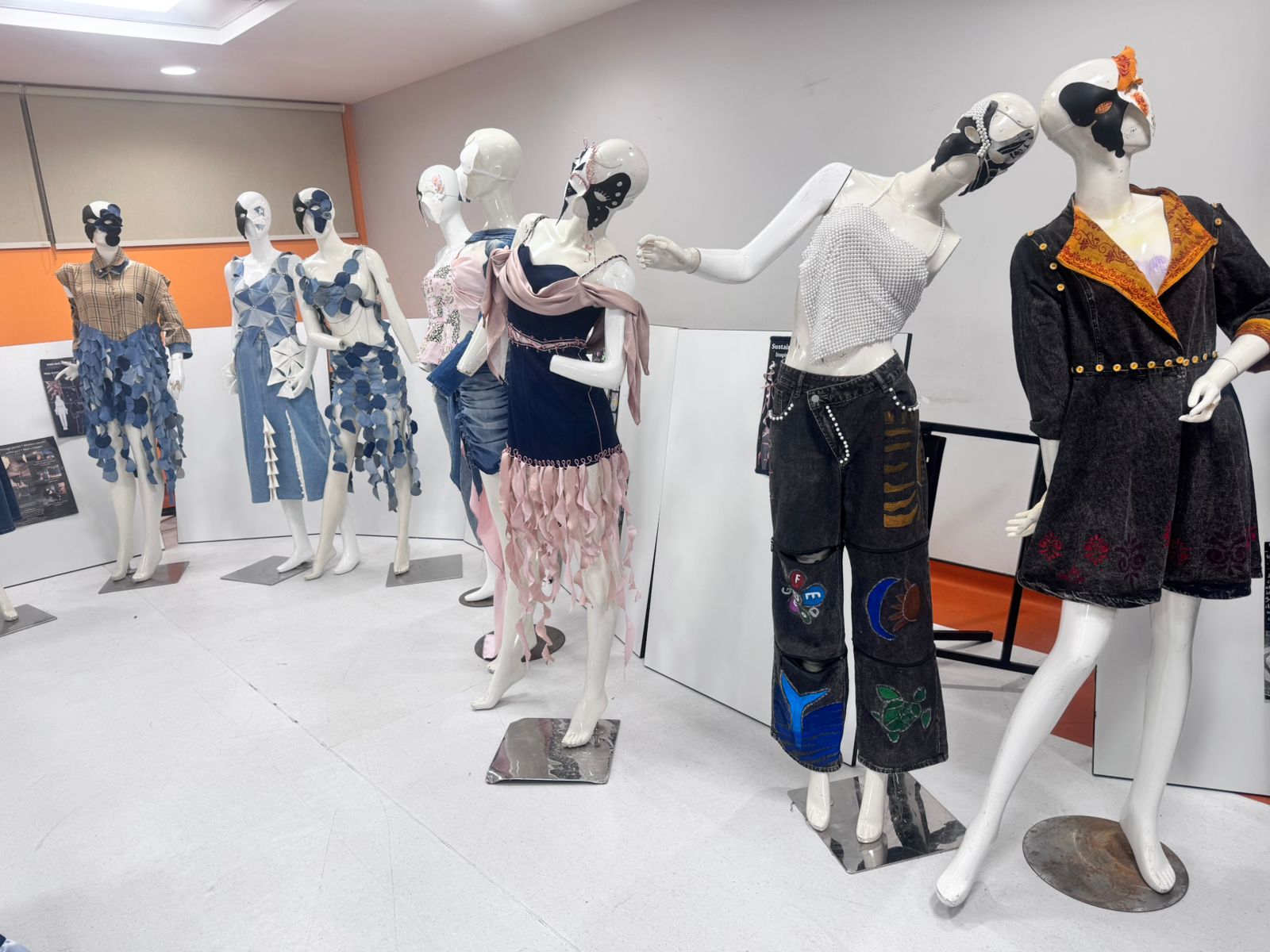 معرض مختبر الدينم المستدام (The Sustainable Denim Lab)