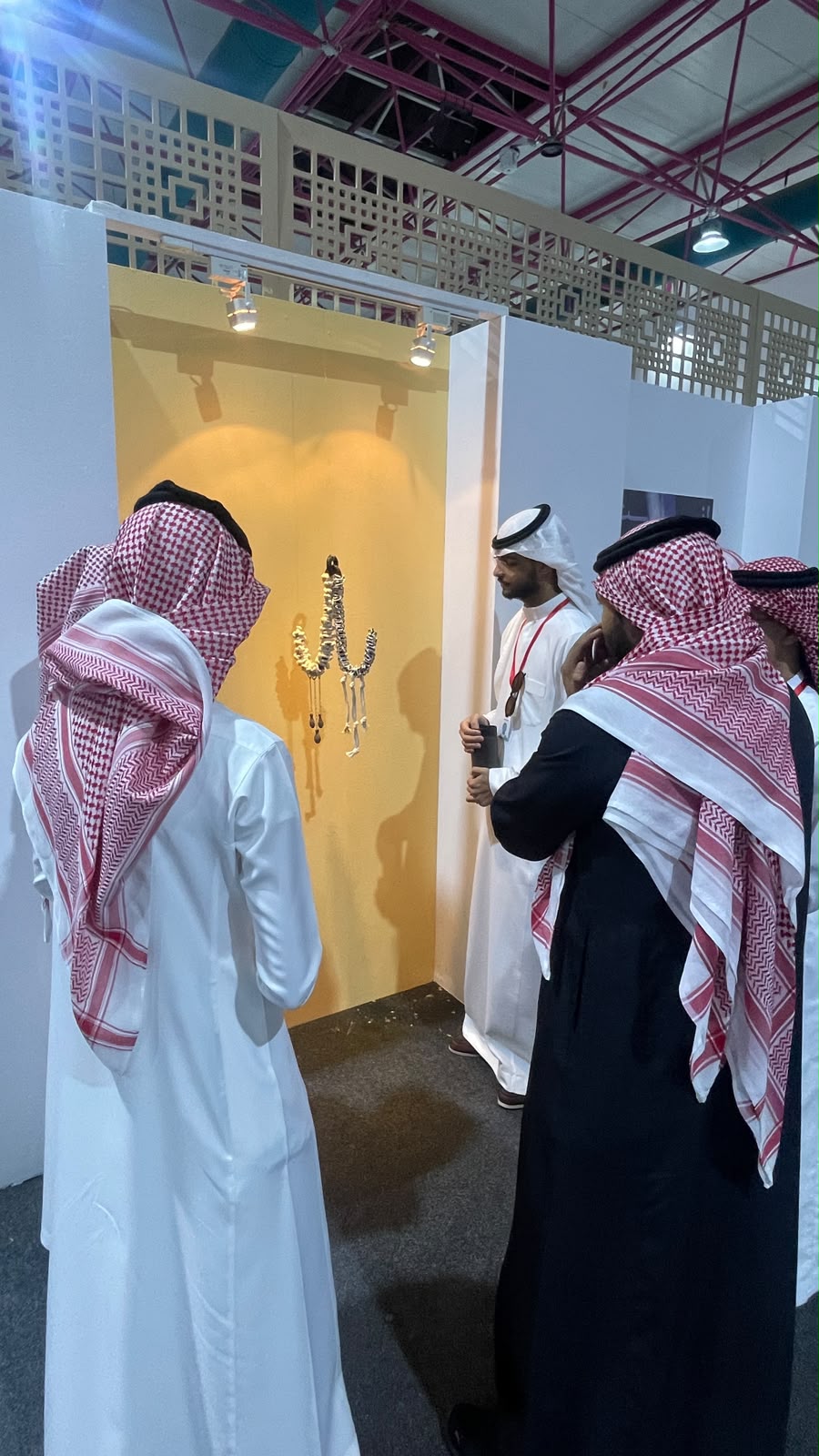 «التصاميم والفنون» تعزّز الوعي بالصحة النفسية بمعرض فني