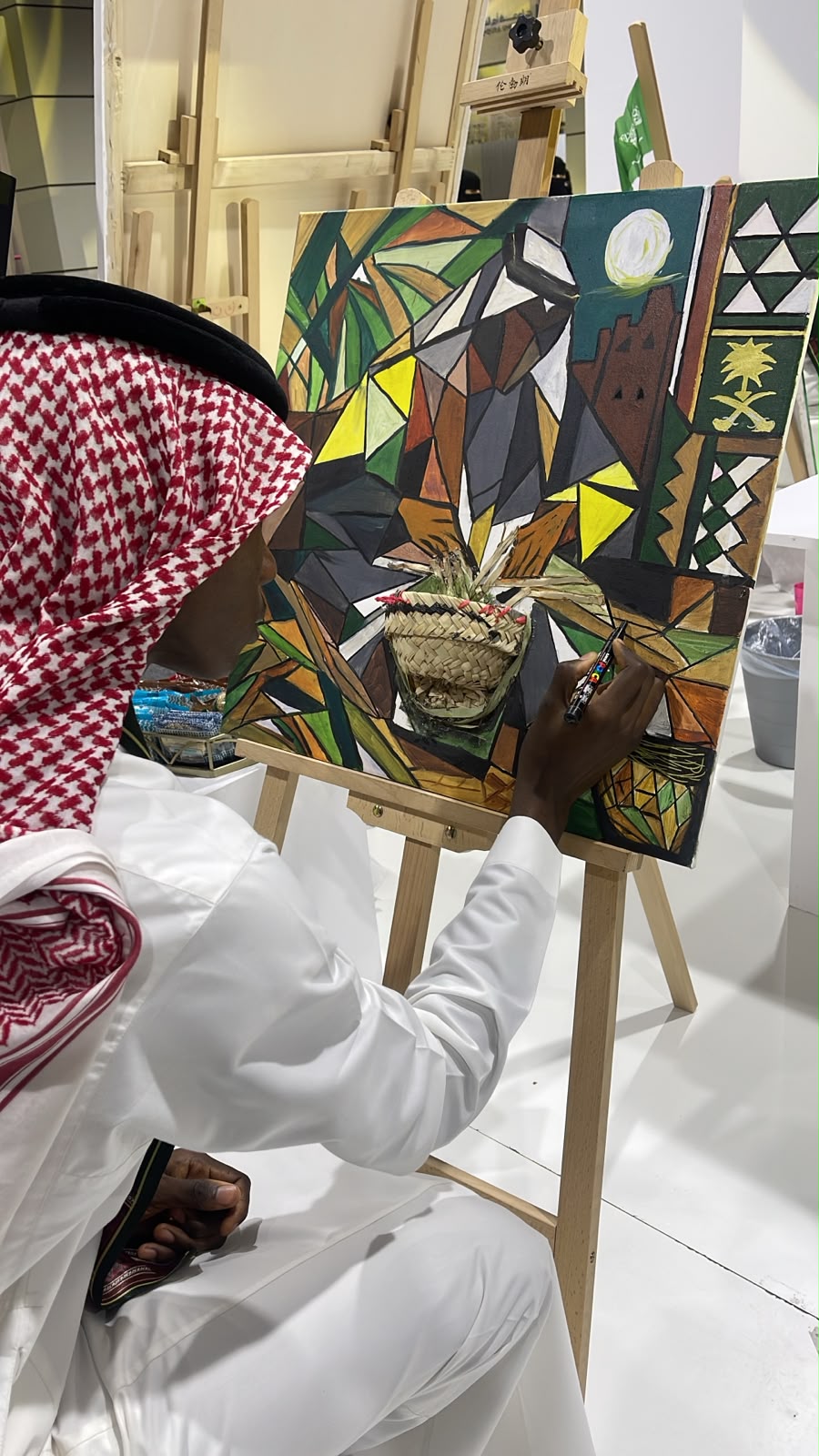 كلية التصاميم والفنون بأم القرى تحتفي باليوم الوطني بمعرض فني