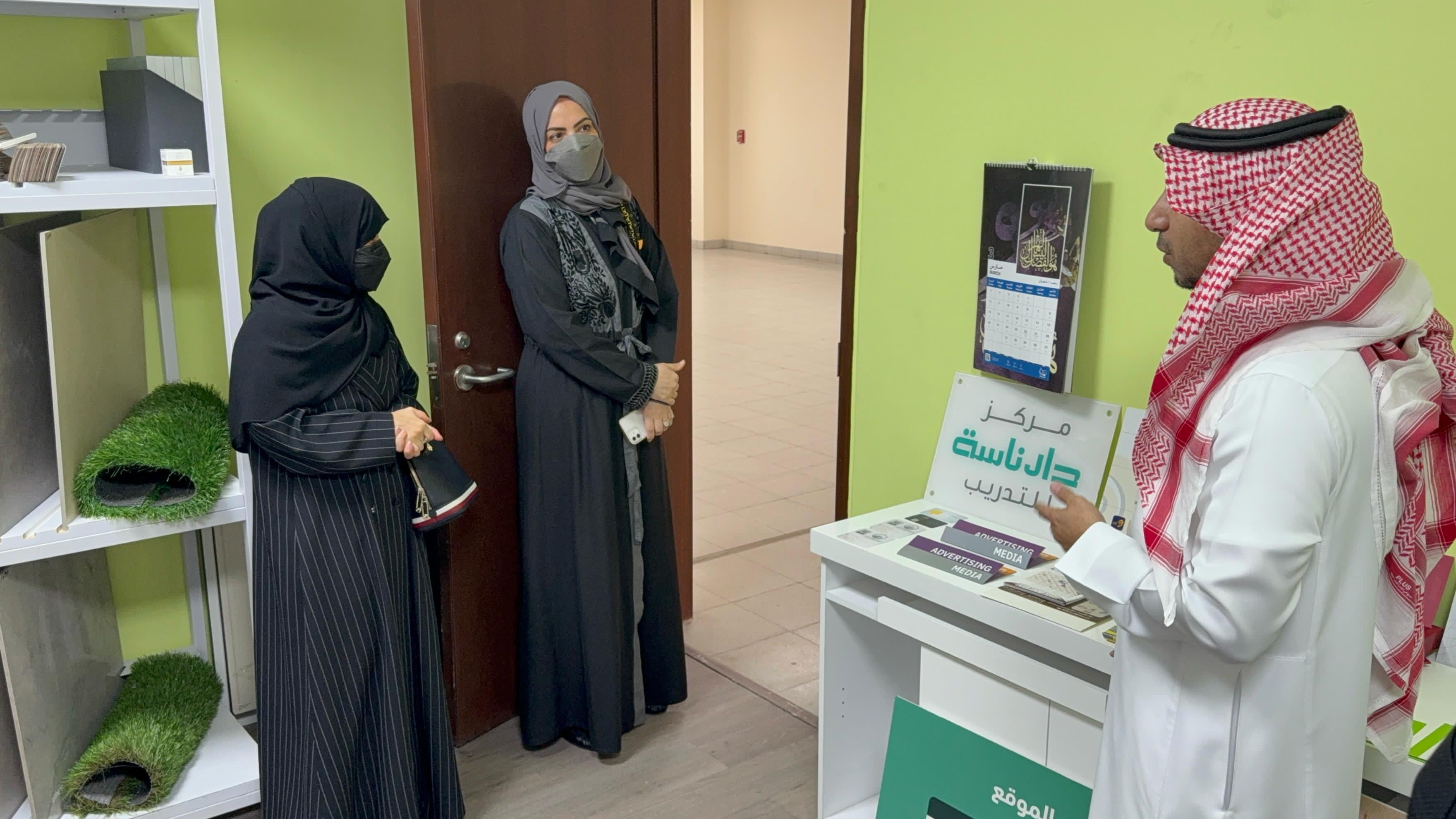 عميدة كلية التصاميم والفنون تتفقد الكلية بشطر الطلاب وتتابع  الأداء الأكاديمي