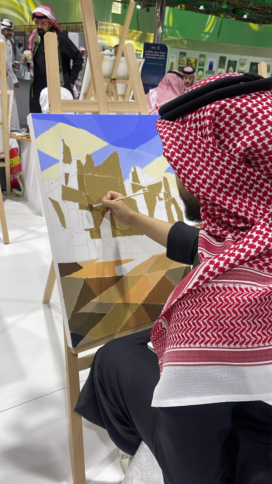 كلية التصاميم والفنون بأم القرى تحتفي باليوم الوطني بمعرض فني