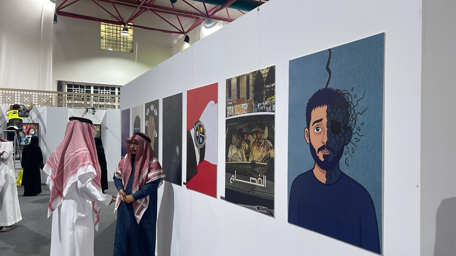 «التصاميم والفنون» تعزّز الوعي بالصحة النفسية بمعرض فني
