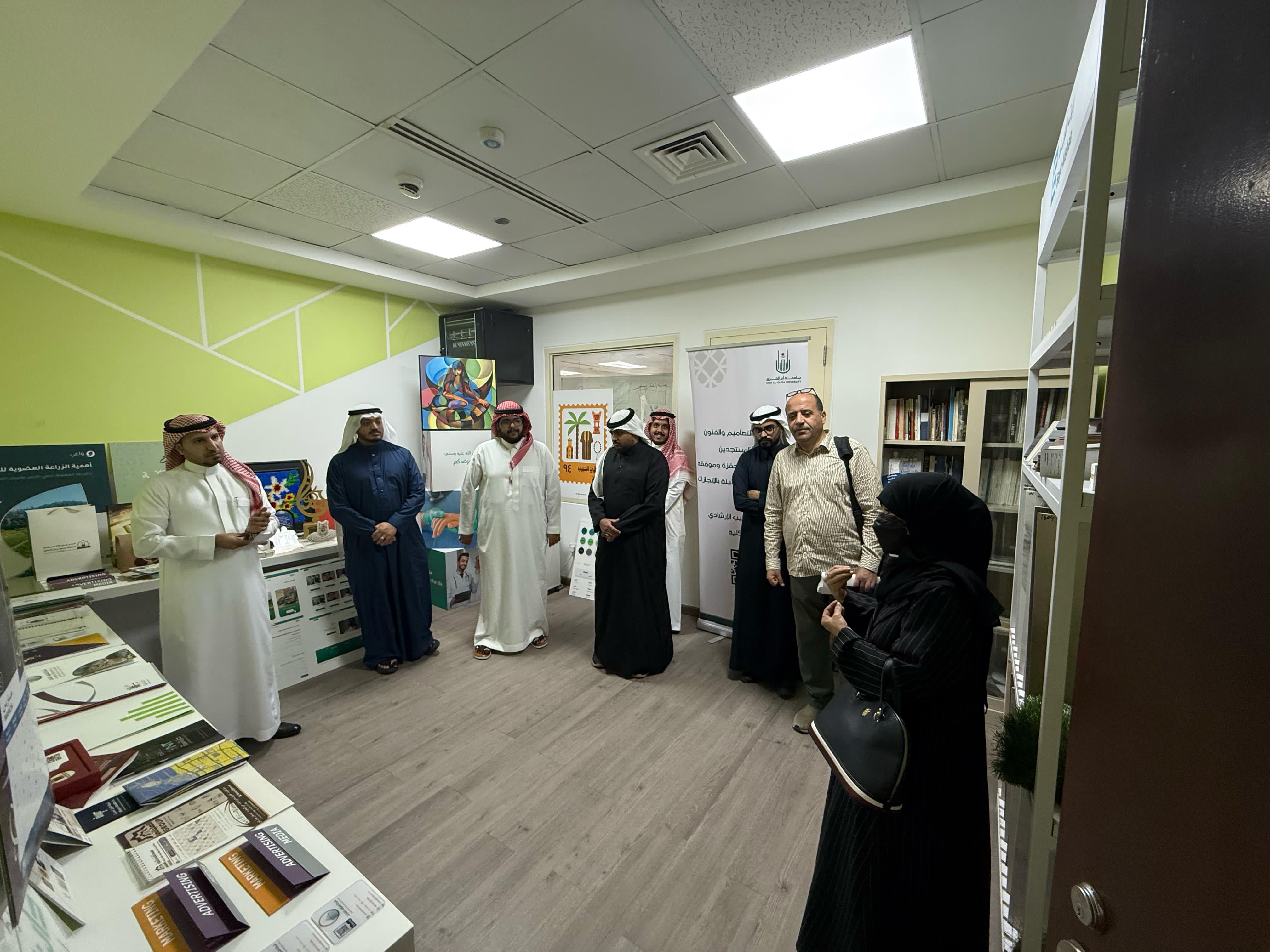 عميدة كلية التصاميم والفنون تتفقد الكلية بشطر الطلاب وتتابع  الأداء الأكاديمي
