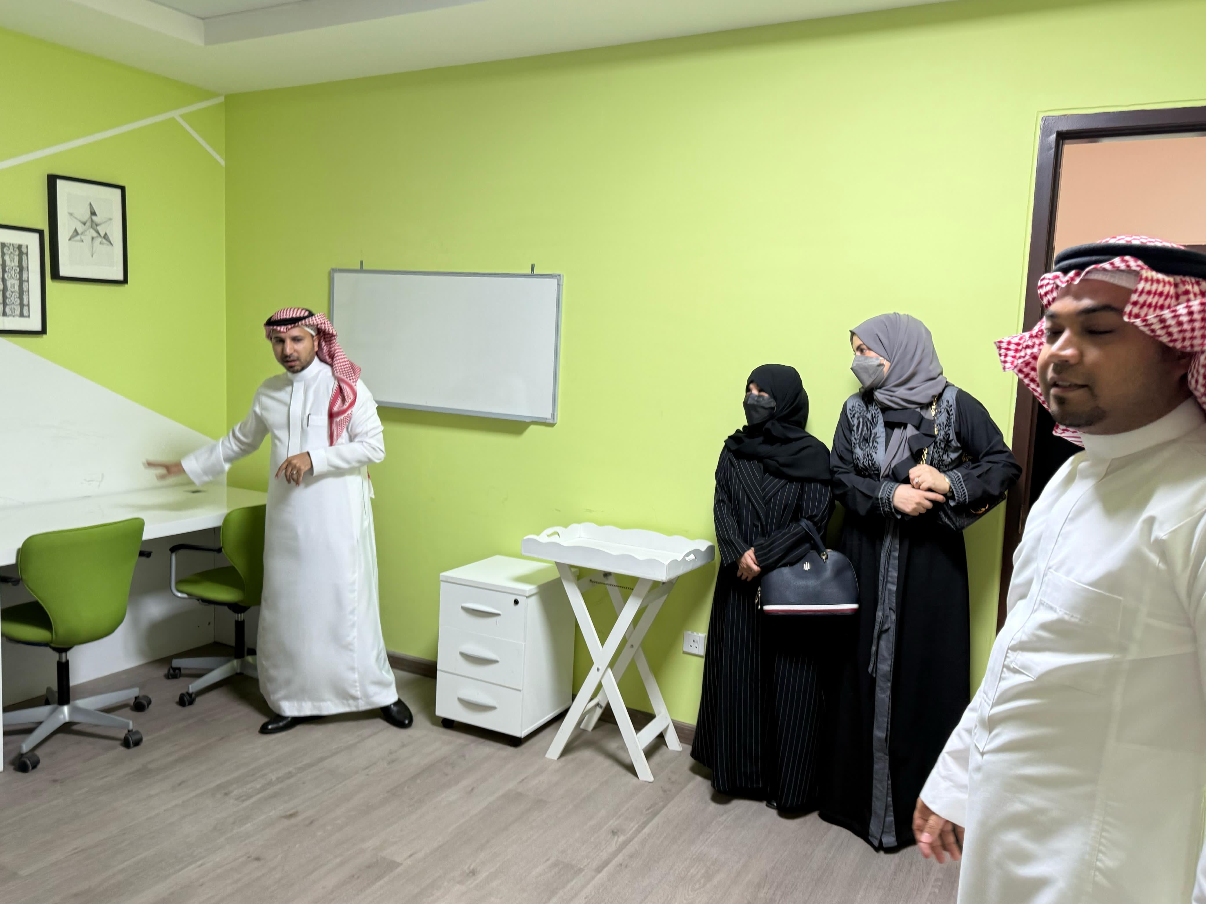 عميدة كلية التصاميم والفنون تتفقد الكلية بشطر الطلاب وتتابع  الأداء الأكاديمي
