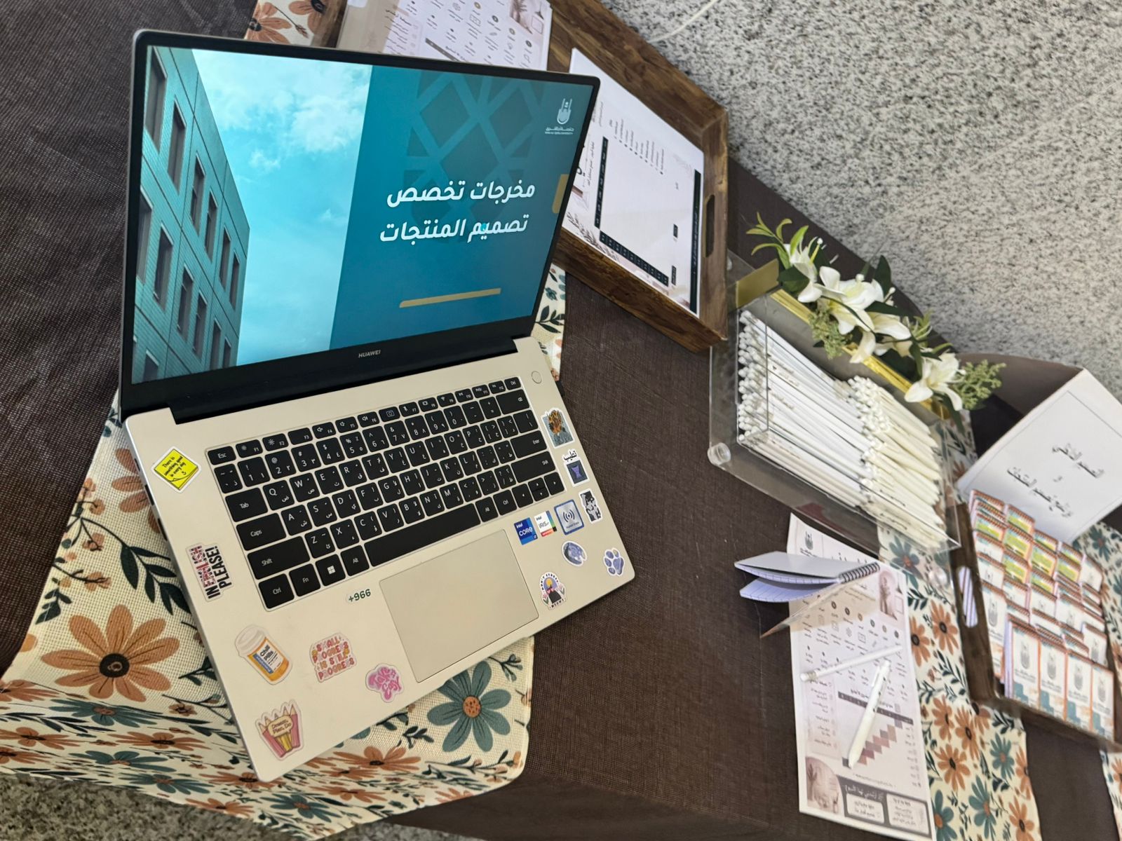 فعالبة ملتقى المستجدات بكلية التصاميم والفنون بجامعة أم القرى- شطر الطالبات