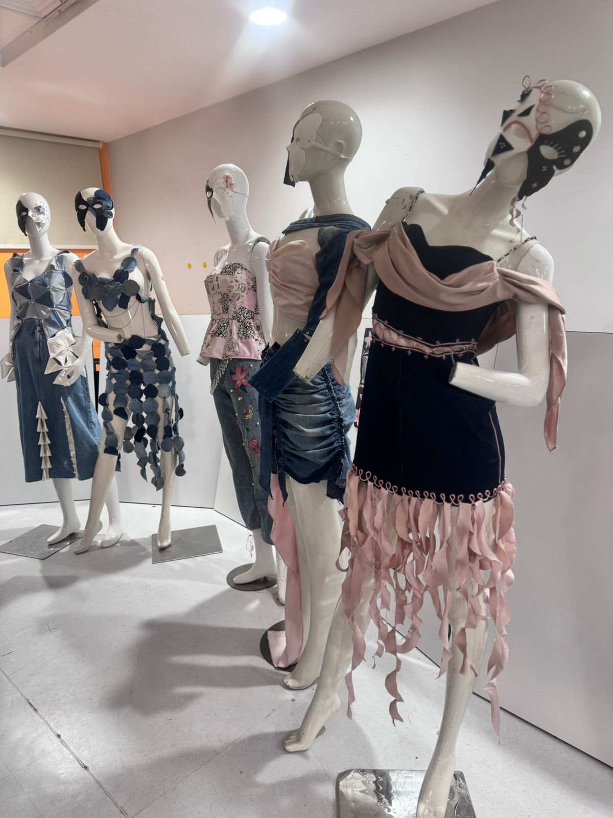معرض مختبر الدينم المستدام (The Sustainable Denim Lab)