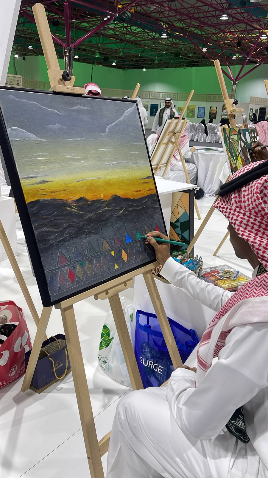 كلية التصاميم والفنون بأم القرى تحتفي باليوم الوطني بمعرض فني