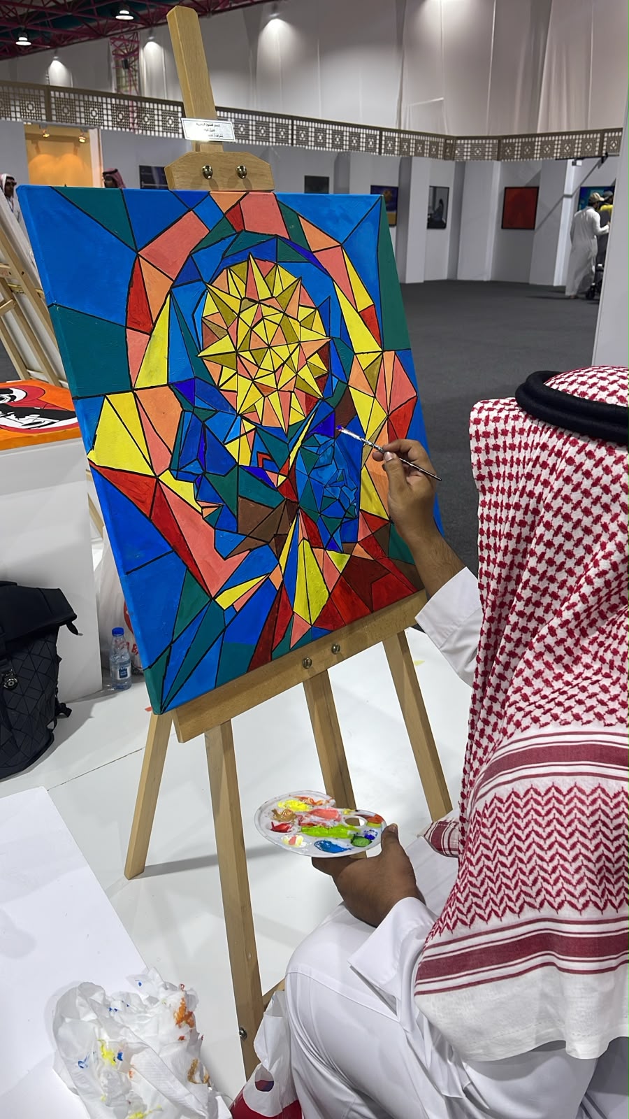 «التصاميم والفنون» تعزّز الوعي بالصحة النفسية بمعرض فني