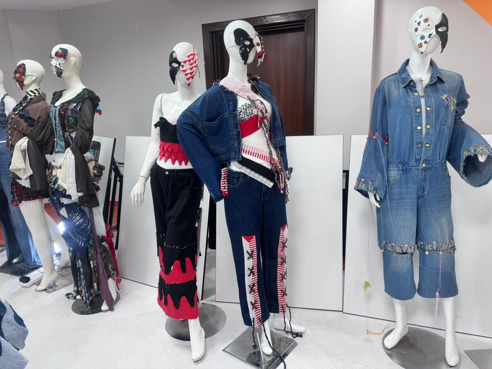 معرض مختبر الدينم المستدام (The Sustainable Denim Lab)