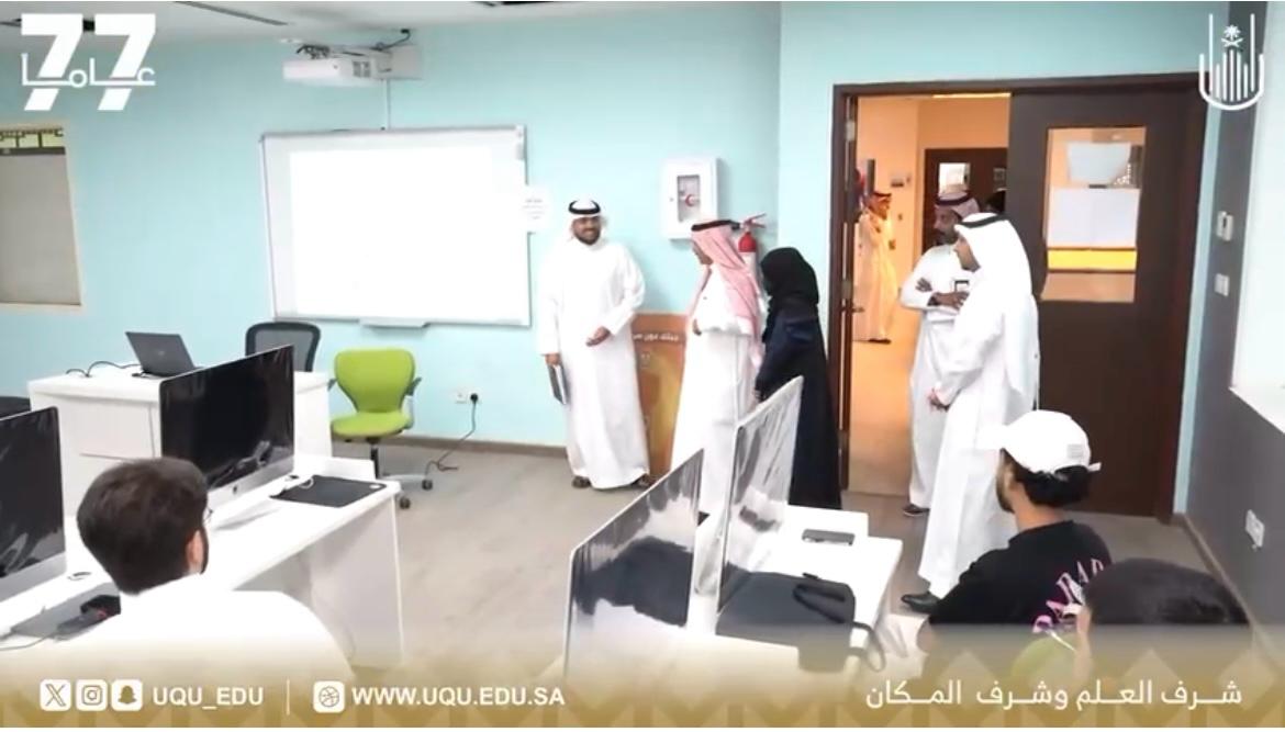 رئيس جامعة أم القرى يزور كلية التصاميم والفنون بشطر الطلاب