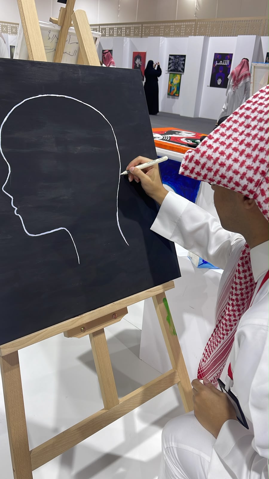 «التصاميم والفنون» تعزّز الوعي بالصحة النفسية بمعرض فني