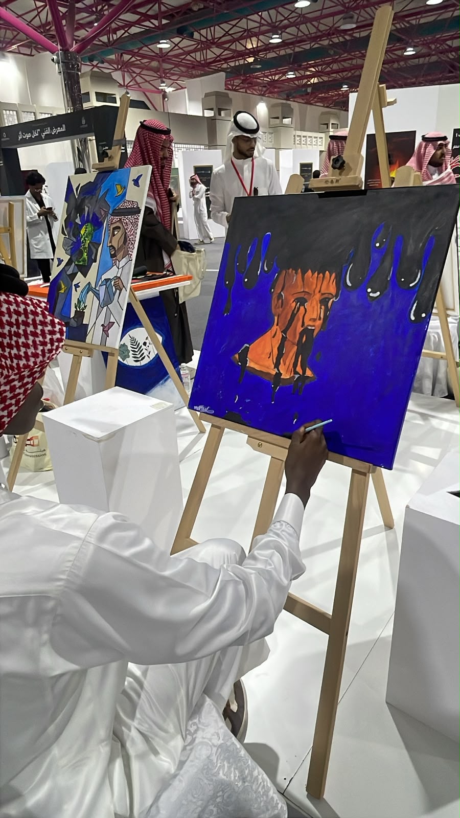 «التصاميم والفنون» تعزّز الوعي بالصحة النفسية بمعرض فني