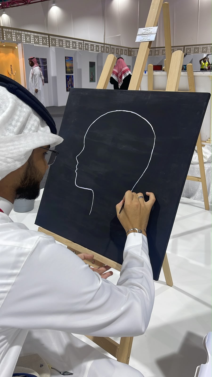 «التصاميم والفنون» تعزّز الوعي بالصحة النفسية بمعرض فني