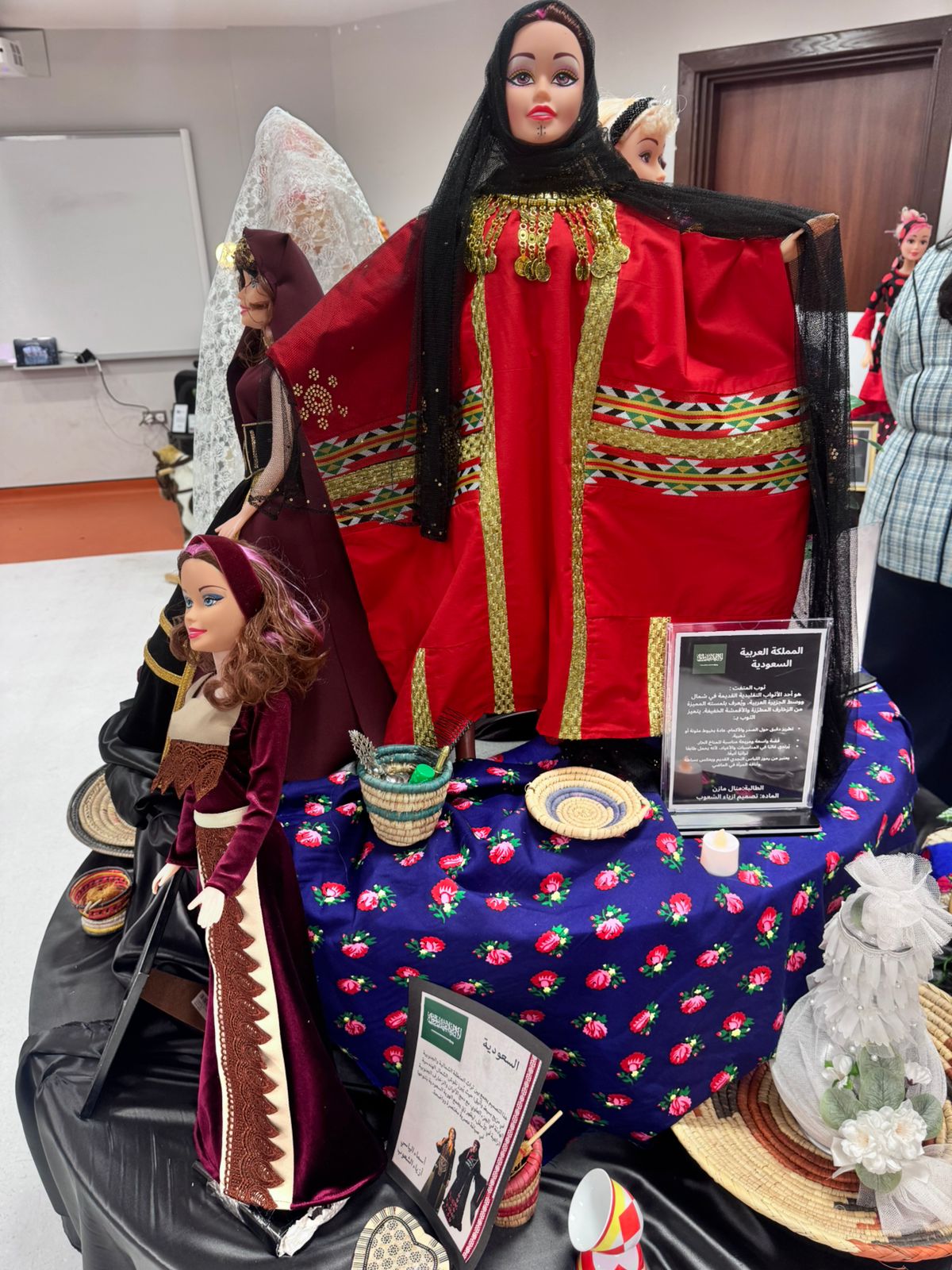 معرض بعنوان ( حكاية تلبس )