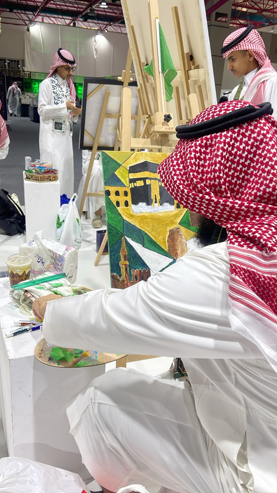 كلية التصاميم والفنون بأم القرى تحتفي باليوم الوطني بمعرض فني