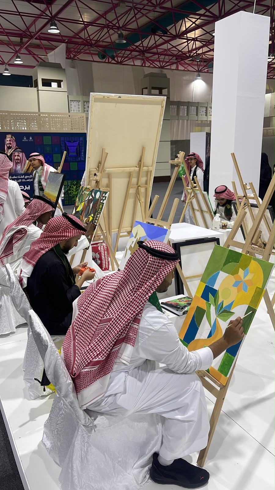 كلية التصاميم والفنون بأم القرى تحتفي باليوم الوطني بمعرض فني