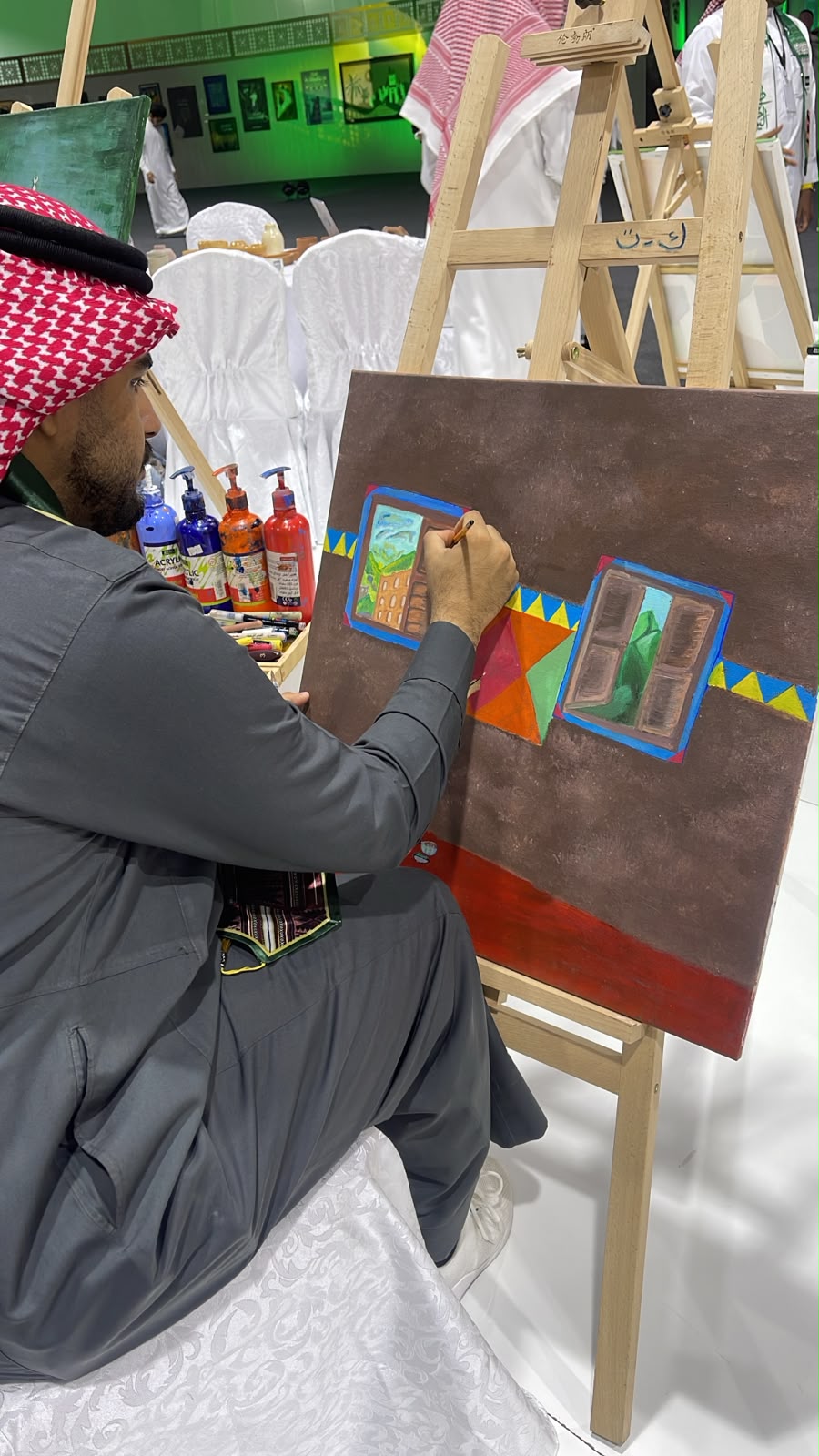 كلية التصاميم والفنون بأم القرى تحتفي باليوم الوطني بمعرض فني