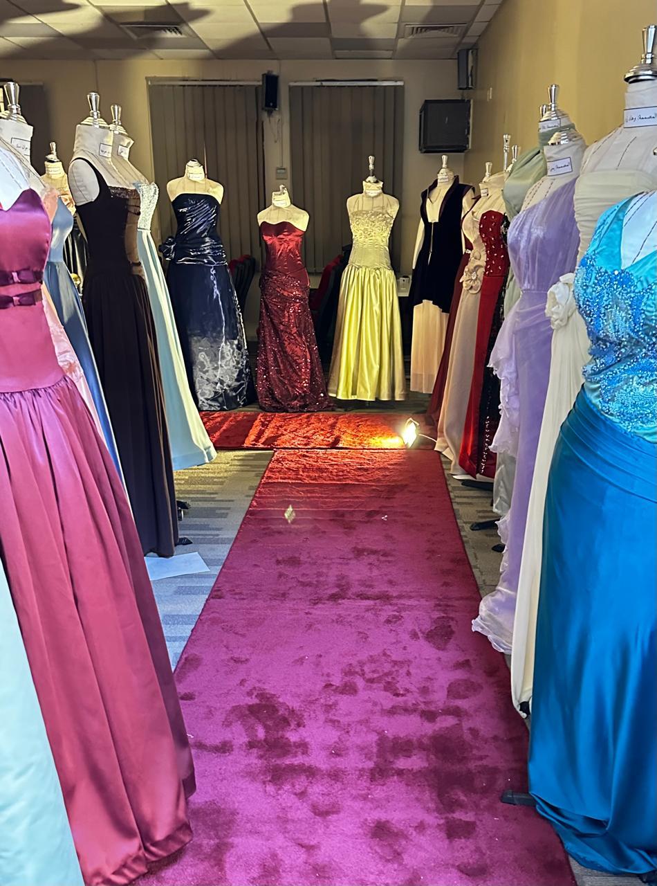 معرض تحت الأضواء: فساتين السجادة الحمراء Under the Spotlight: Red Carpet Gowns