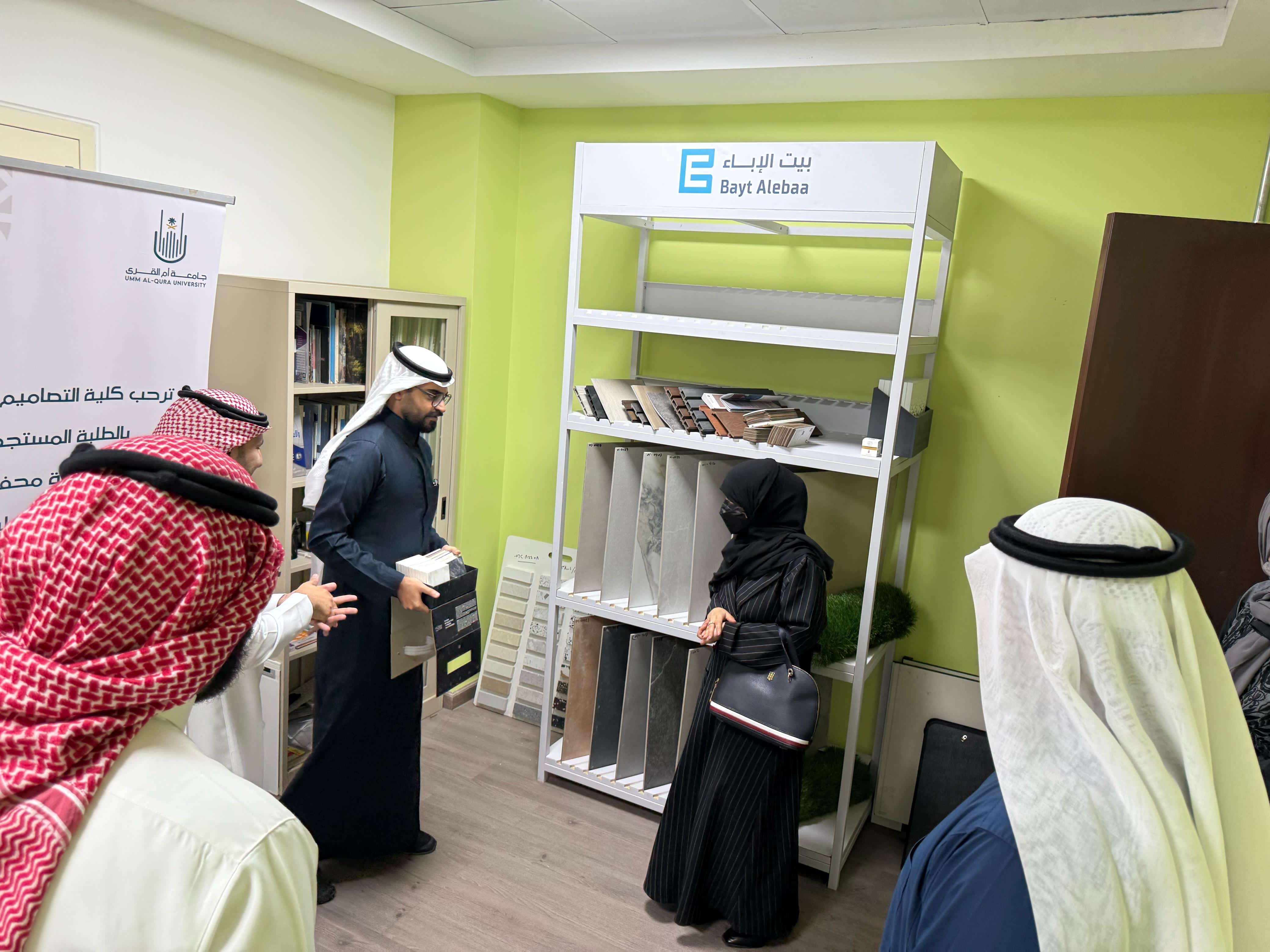 عميدة كلية التصاميم والفنون تتفقد الكلية بشطر الطلاب وتتابع  الأداء الأكاديمي