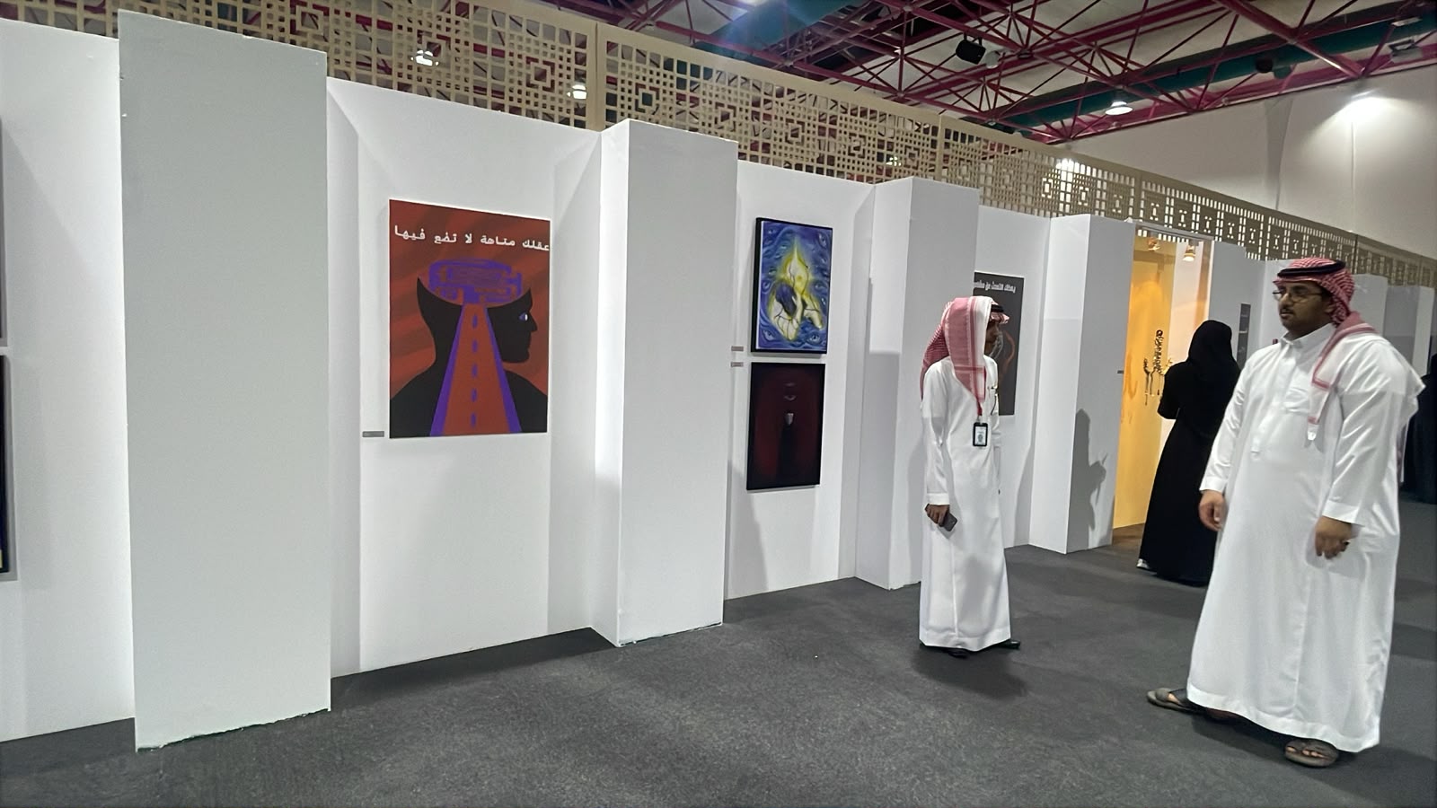 «التصاميم والفنون» تعزّز الوعي بالصحة النفسية بمعرض فني